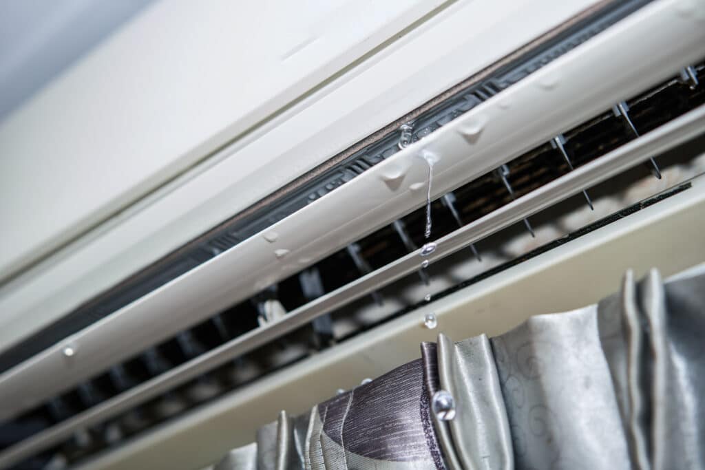 Water leaking from the air conditioner drips from the cooler. 